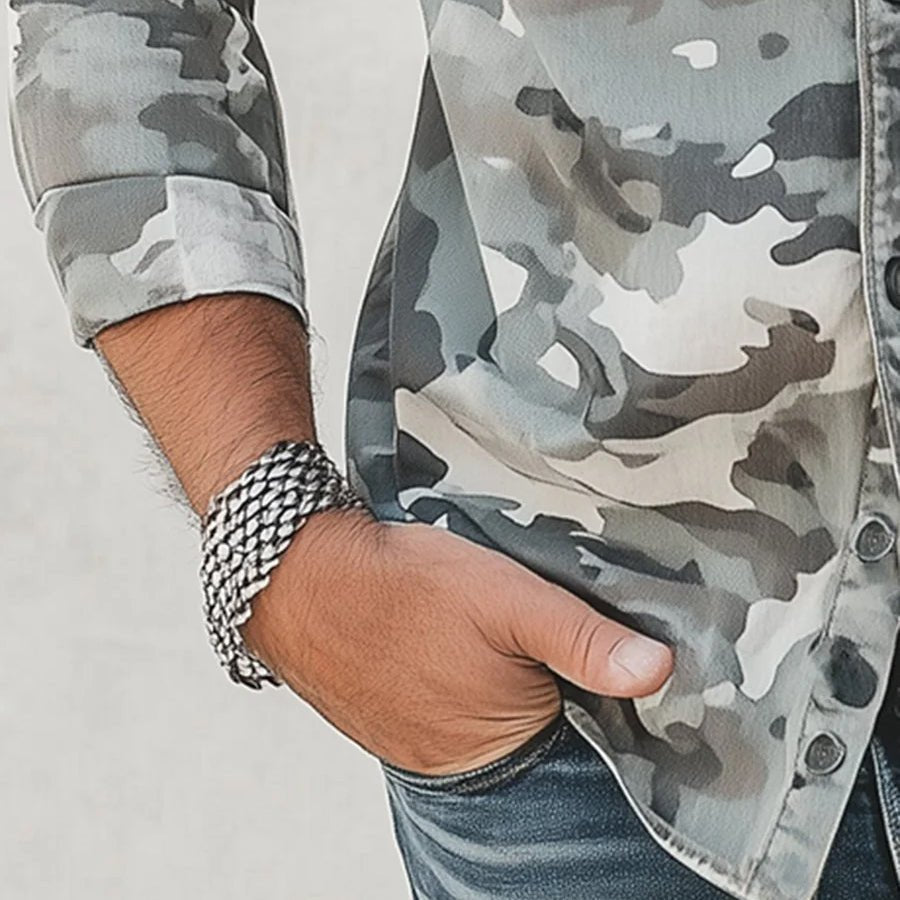Camisa masculina elegante com padrão de camuflagem